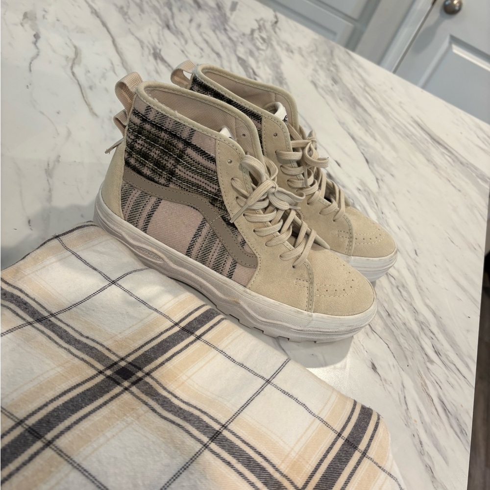 Vans size men’s 7 - women’s size 8.5- USED